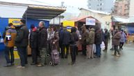Ogroman red ispred jedne tezge na beogradskoj pijaci: Svi čekaju čuvene kobasice