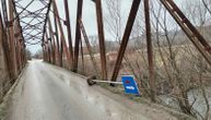Iščupali saobraćajni znak, pa ga ostavili nasred puta: Ugrožena bezbednost vozača u Preljini