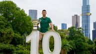 Najlepše fotografije za dobro jutro: Đoković stoji pored velikog broja 10, moćno pozira sa trofejom u Melburnu