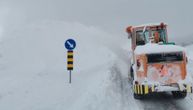Crna Trava zavejana, smetovi i do dva metra, neprohodni putevi kod Golije: Deo Srbije okovan snegom