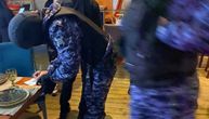 Par uhapšen pred detetom usred restorana u Rusiji: Govorili protiv rata, gost ih čuo i pozvao policiju