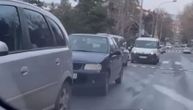 Bez automobila niko ne ide po dete u vrtić: Svađe, haos i nezgode na Karaburmi zbog parkiranja po ulici