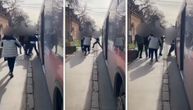 Brutalna tuča ispred gradskog autobusa: Uzalud su pokušavali da razdvoje mladiće koji su se pesničili