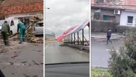 Olujni vetar napravio haos u Beogradu: Čupao bendere iz zemlje, obarao drveće po ulici
