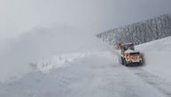 Veliko bravo za hrabre putare, ne gase teške mašine: Probijeni snežni nanosi na Goliji