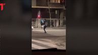Neobičan prizor u centru Beograda: Čovek igrajući prelazi ulicu, po mraku i van pešačkog