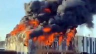 Bukti ogroman požar u američkoj fabrici dronova u Letoniji: Sa plamenom se bori skoro 50 vatrogasaca