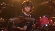 Sin Tejlora Hokinsa Šejn dobio nagradu za svoje izvođenje pesme "My Hero" na bubnjevima grupe Foo Fighters