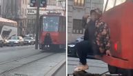 Klinac se popeo na tramvaj u pokretu i pokazivao mišiće u Nemanjinoj: "Kad ga drmne struja!"