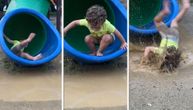 Sa tobogana skočio direktno u blato: Ovaj dečak zna da se zabavi