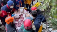 Mališan plače dok ga spasavaju: Posle 79 sati, iz ruševina izvučen dvogodišnji dečak