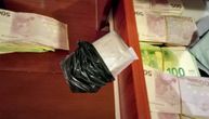 Kokain koji je zaplenjen u stanu dilera u Beogradu "označen": Na snimku se vidi "etiketa" na paketu