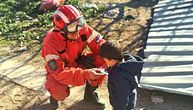 Dirljiva fotografija našeg vatrogasca u Turskoj, druga strana katastrofe: Kašičica nade, zrno solidarnosti