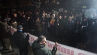 Incident na protestu ispred Predsedništva: Maskirani ekstremisti probili ogradu