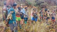 Papuanski separatisti objavili slike otetog pilota: Drže ga za ruke, stoje oko njega sa puškama i strelama