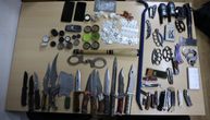 Uhapšen muškarac u Bugojnu: U stanu mu pronašli arsenal oružja, noževe, pajser, drogu...