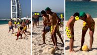 Đoković ne miruje ni kad odmara: Srbin zaigrao fudbal s decom u Dubaiju, klinci ostali oduševljeni na plaži