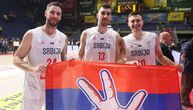 Foto ubod: Jović, Dobrić i Avramović pozirali sa srpskom trobojkom sa tri prsta nakon plasmana na Mundobasket