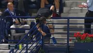 Kamere snimile Novakovog fizija kako mu spušta tablete usred meča: Đoković ponovo ima fizički problem