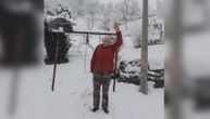 Sneg veje, on se ljulja i sve to snima: Deda influenser pokazuje mladima običaje za vaskršnji post