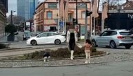Ruski rulet s dvoje dečice: Žena se slika nasred kružnog toka, telefon je dala mališanima i samo pozira