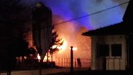 Gori farma pilića u Futogu: Ogroman plamen guta objekat, vatra kulja kroz prozore