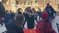 Nastavlja se spektakl u centru Minhena: Devojka zapevala "Sini jarko Sunce s Kosova", Delije ostale zatečene