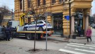 Nema protekcije ni za koga: "Pauk" u centru Čačka podigao vozilo policijske patrole