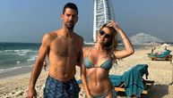 Đoković ispao "džek" pre meča sa Medvedevim: Uslišio je želju lepe Ruskinje na plaži u Dubaiju