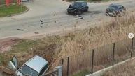 Vozilo sletelo u kanal, vozač povređen: Sudar dva automobila u Šimanovcima