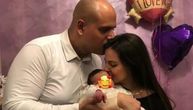 Mišel objavio fotku kojom je raznežio pratioce: Pevač u zagrljaju supruge i nedavno rođenje ćerke