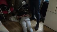 MUP objavio snimak upada u štek stan na Novom Beogradu: Pištolj među grickalicama, đakuzi, osumnjičeni u vešu