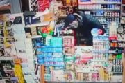 Snimak teškog razbojništva u centru Beograda: Maskiran i sa nožem ušao u radnju i uzeo novac od radnice