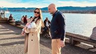 Mihajlo sa suprugom i ćerkom uživa u Švajcarskoj: Šaulići pokazali naslednicu Manju