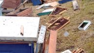 Dramatične fotografije iz Nove Varoši: Mečka upala u dvorište, uništila četiri košnice, napravila lom