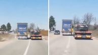Kamionom pretiče preko pune linije: Vozač išao u direktan susret automobilu, srećom izbegnuta tragedija