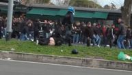 Gologuzija pred rimski derbi: Punačkom navijaču Rome spale pantalone u begu od policije pa dobio po glavi