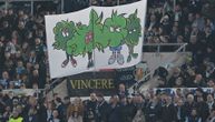 "Delije" skrivene u žbunju prilaze zastavama navijača Rome: Transparent Lacijala o kojem priča ultras svet