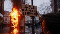 Snimak brutalnih demonstracija u Francuskoj: Građani policiju gađaju Molotovljevim koktelima