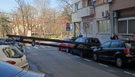 A huge street pole falls and crushes cars in central Belgrade: Big tragedy narrowly avoided