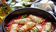 Recept za rolate od tikvica zapečene u paradajz sosu: Tope se u ustima