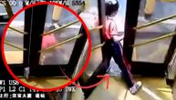 Autobus vuče devojčicu (6) duž puta nakon što joj je noga ostala zarobljena u vratima: Zastrašujući snimak