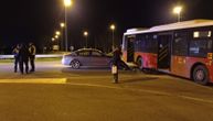 Težak sudar autobusa i automobila na Zrenjaninskom putu: Povređen vozač kola, prednji deo vozila smrskan