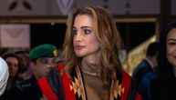 Kraljica Ranija u dugačkoj haljini i prsluku: Tradicionalni motivi delo su jordanske modne kuće