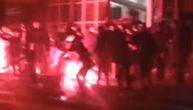 Brutalan obračun huligana u Čapljini: Gađali se bakljama, letele kamenice i flaše