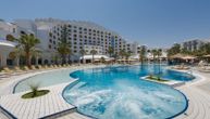ZAŠTO POSETITI OVAJ HOTEL U TUNISU:U blizini poznate marine, na prelepoj plaži sa belim peskom, odlična usluga