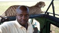 Gepard uskočio u auto na safariju: Vodič pravio selfi video s njim