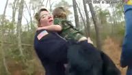 Trenutak spasavanja dečaka iz šume: Uplakan skočio policajki u zagrljaj, sve vreme ga čuvao njegov pas