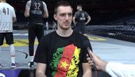 Foto-ubod: Partizan napravio majice kao odgovor na prozivke, Anđušić se na intervjuu pojavio u jednoj takvoj