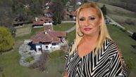 Vesna Zmijanac se posle operacije oporavlja na velelepnom imanju na Bukulji: Dvorište 6 hektara i ogromna vila